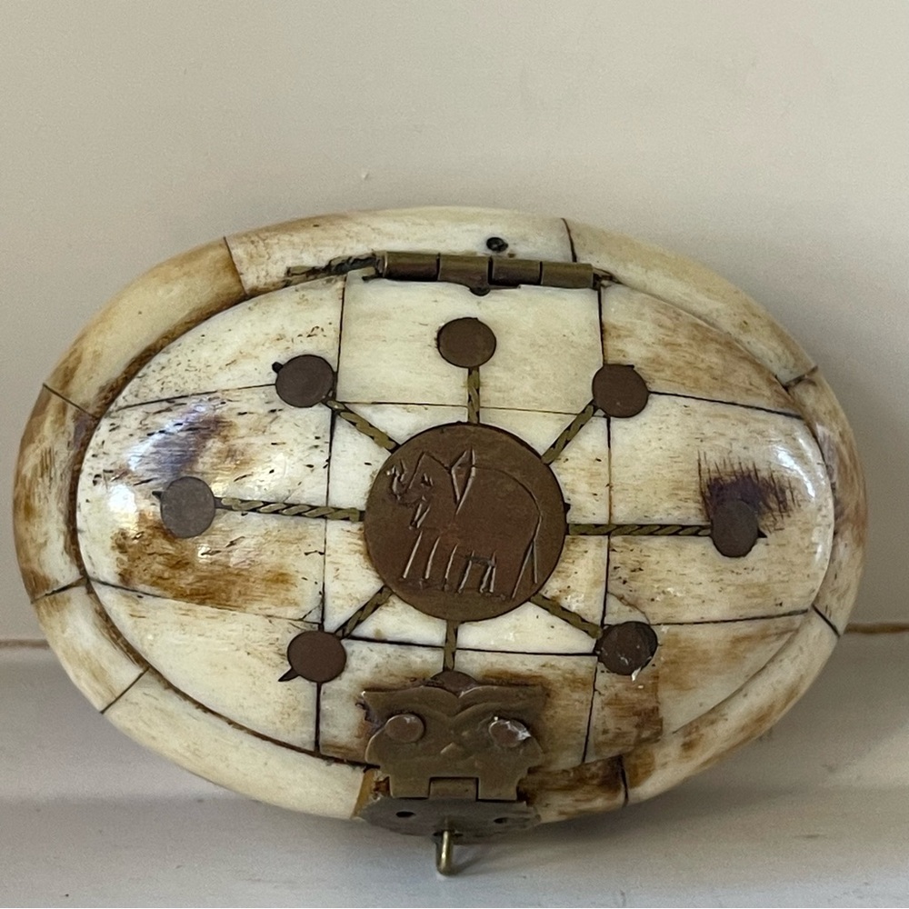 Trinket Box Vintage Inlaid Brass with Hand Engraved Sketched Elephant - Picture 14 of 16
